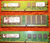 Tres tarjetas de memoria de 1 giga cada una.