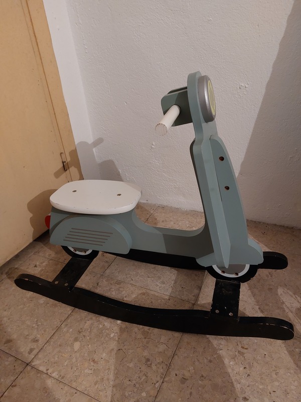 Balancín de madera con forma de moto