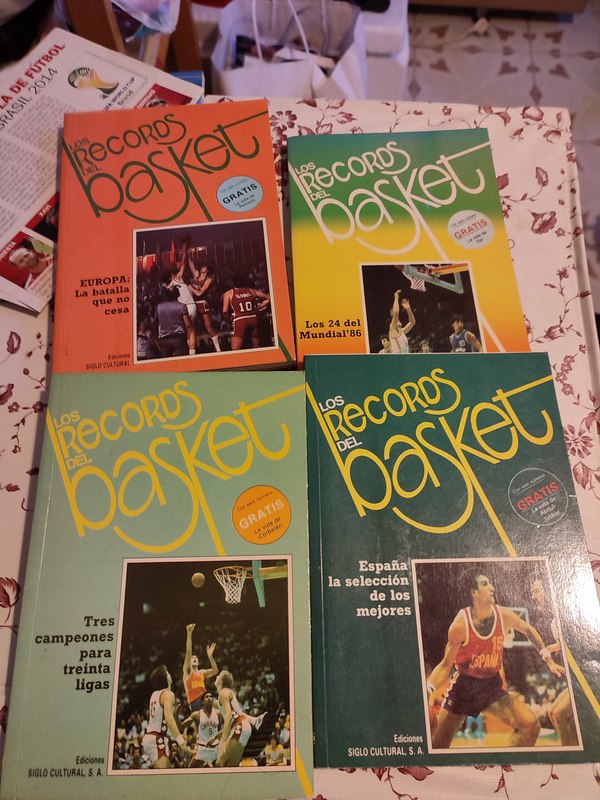 4 libritos de baloncesto(recicleo)