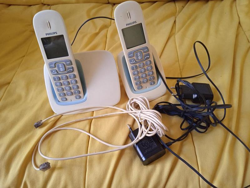Teléfonos inalámbricos Philips CD290 Duo parcialmente dañados