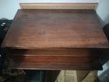 Mesa escritorio pesada, con balda extensible, marrón oscura 