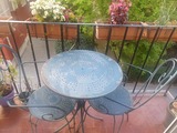 mesa de balcón, terraza o jardín y 2 sillas