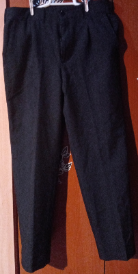 Pantalón negro de vestir, talla M, hombre delgado.