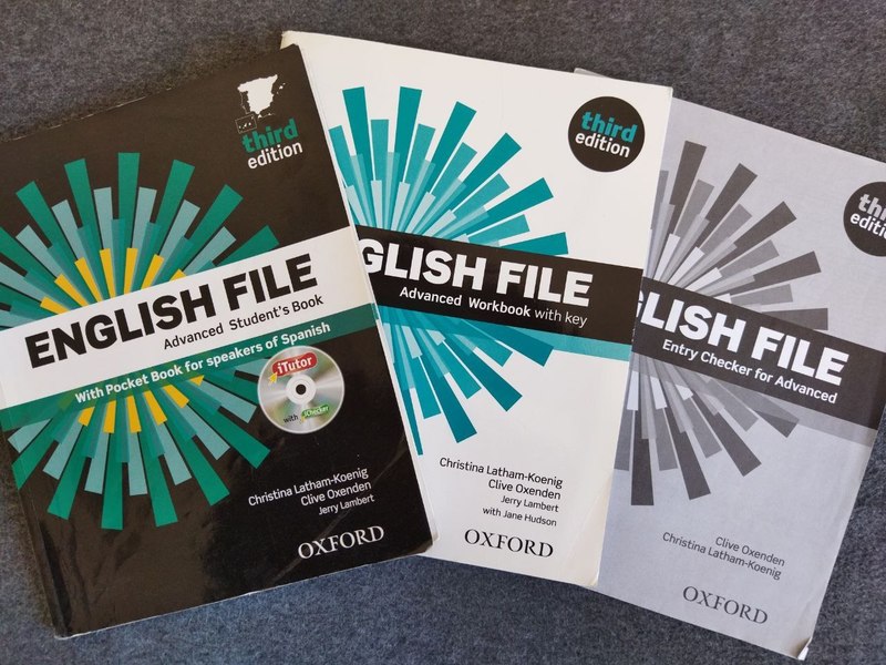 Libro "English File" C1 de la editorial OXFORD (incluye workbook y DVD)