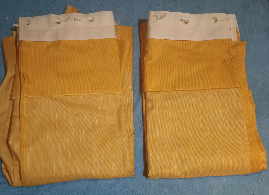 Dos cortinas de 2 metros de ancho por 2 metros de alto.