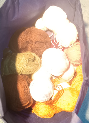 Lote de ovillos de lana de colores diferentes.