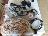 Cables teléfono fijo, cargadores, cables alimentación monitores