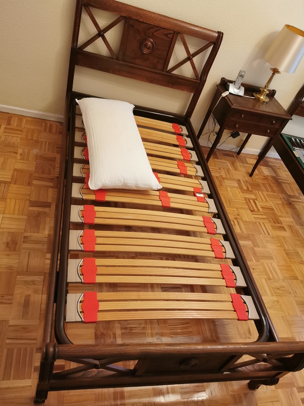 Cabecero y estructura de cama 180x90, con somier. 
