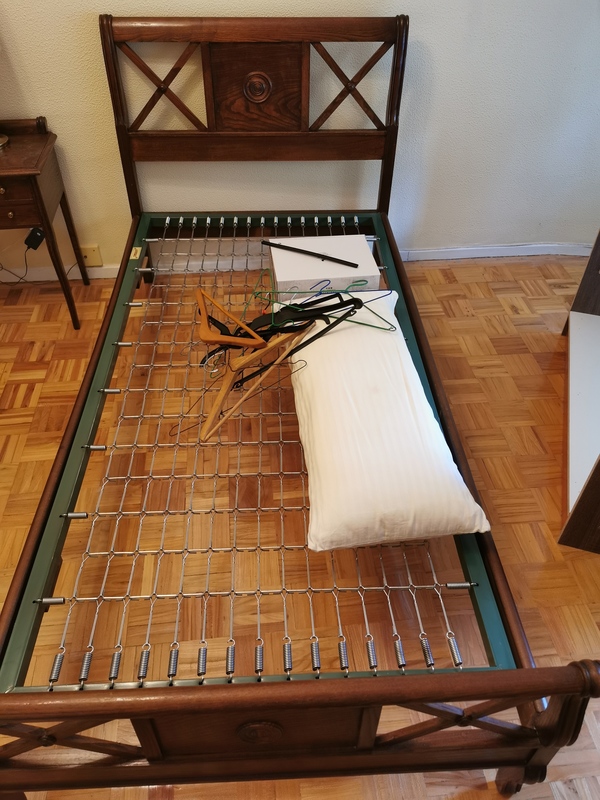 Cabecero y estructura de cama 180x90, con somier. 