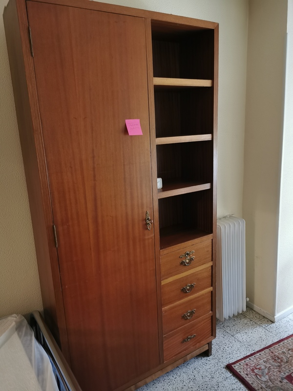 Armario con cajones de madera sólida 