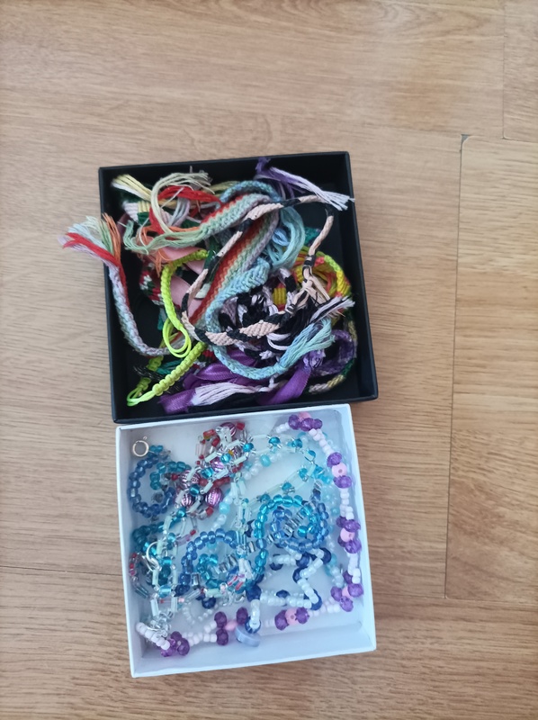 Dos cajitas con pulseras hechas a mano