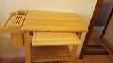 Mesa camarera de madera con cajón, estantes