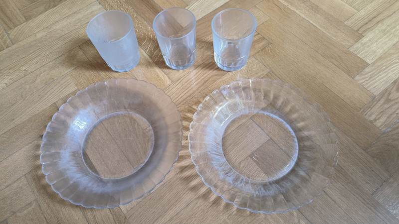 Platos y vasos duralex usados