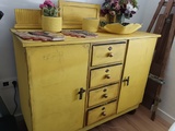 Mueble amarillo 