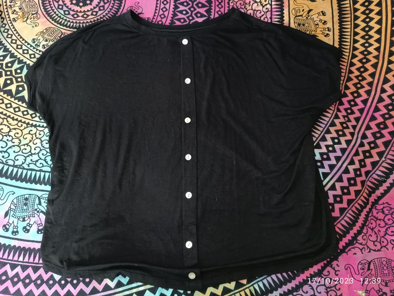 Camiseta negra abotonada atrás 
