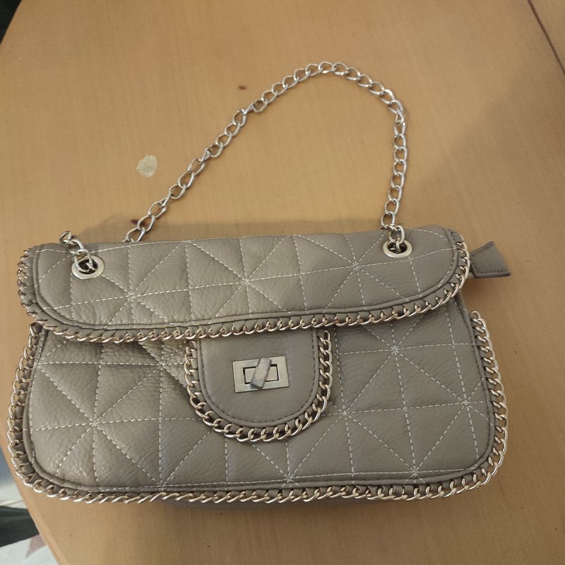 Bolso Gris con cadenas