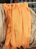 Cortina de baño de tela color naranja y la base de plástico crema