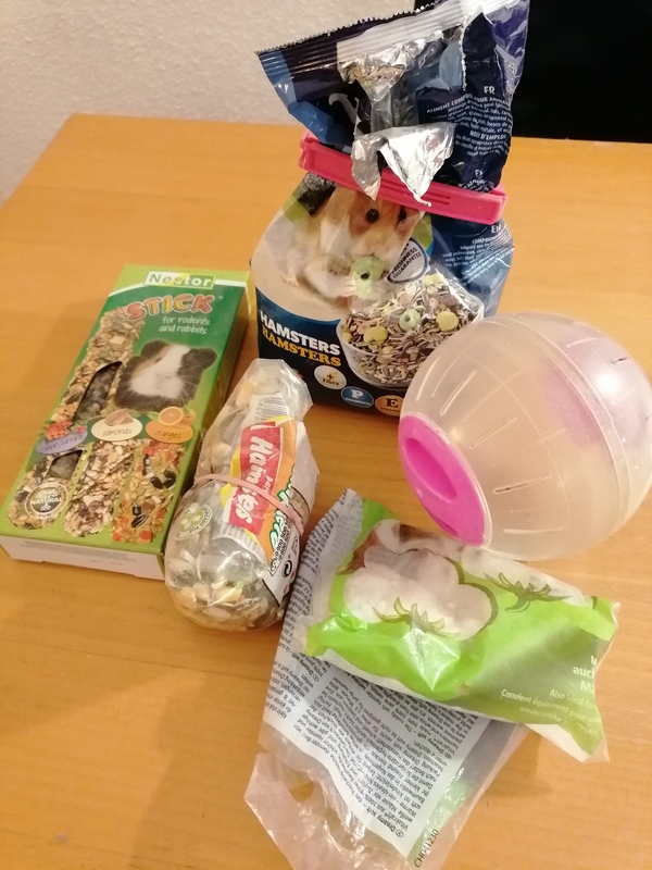 Bola hamster y comida