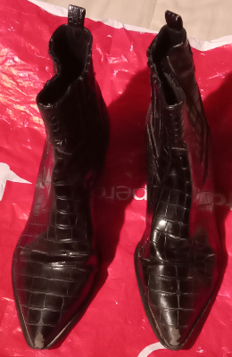 Botines unisex talla 37. Hay que cambiar tapas.