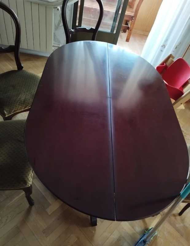 Mesa de comedor y cuatro sillas