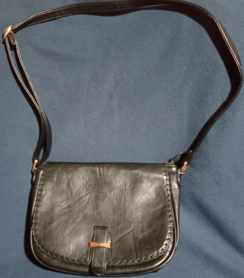 Bolso negro mediano impecable.