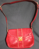 Bolso rojo mediano impecable.