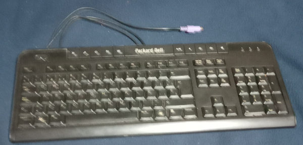 Teclado de ordenador negro.