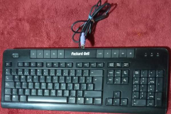 Otro teclado Packard Bell.