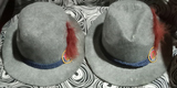 Dos sombreros de fieltro