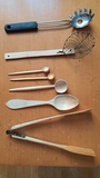 Cucharas de madera y utensilios cocina