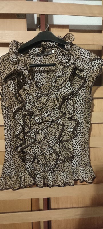 Blusa leopardo con chorreras. Talla XL