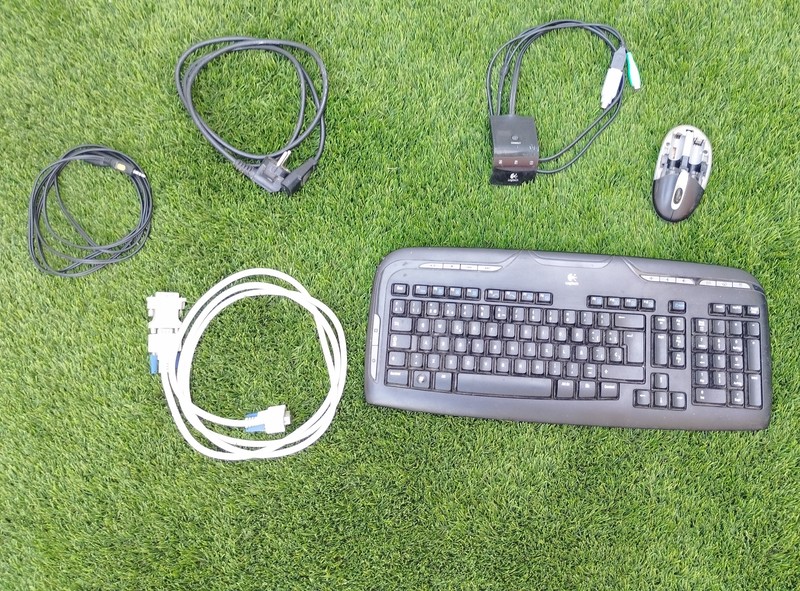 Conjunto de ratón y teclado inalámbrico + cables VGA, corriente y audio