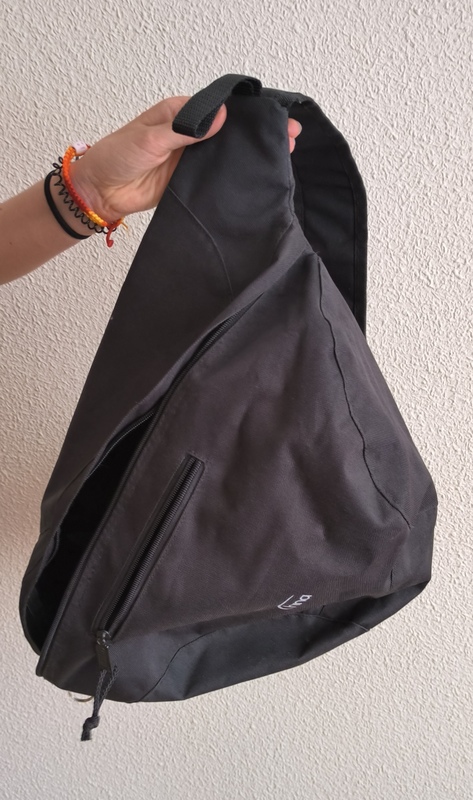 Mochila negra de 1 asa 