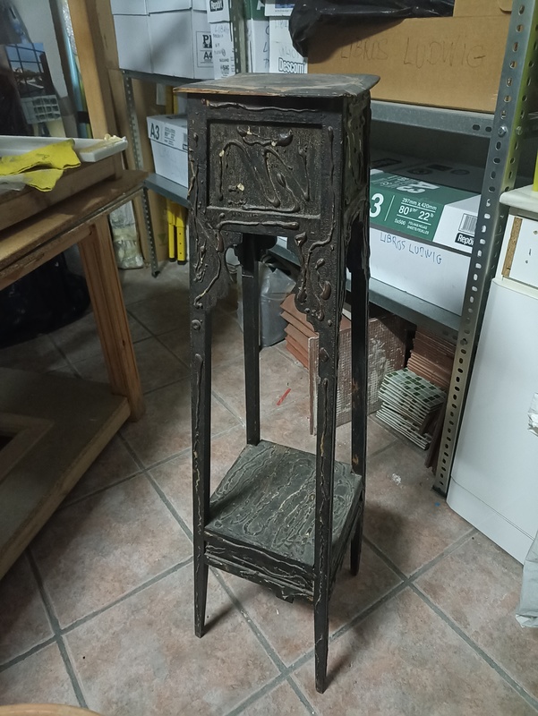 Soporte antiguo para maceta 