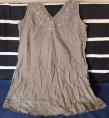 Vestido talla 40. Es verde brillante. La foto salió así.