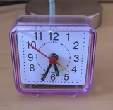 Pequeño reloj despertador 