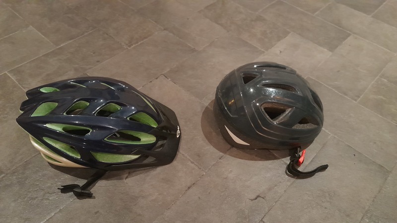 Dos cascos para bicicleta