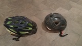 Dos cascos para bicicleta