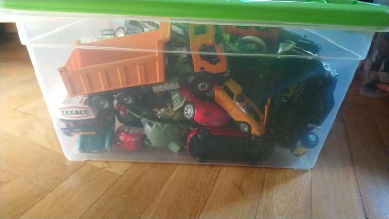 Caja con coches de juguete