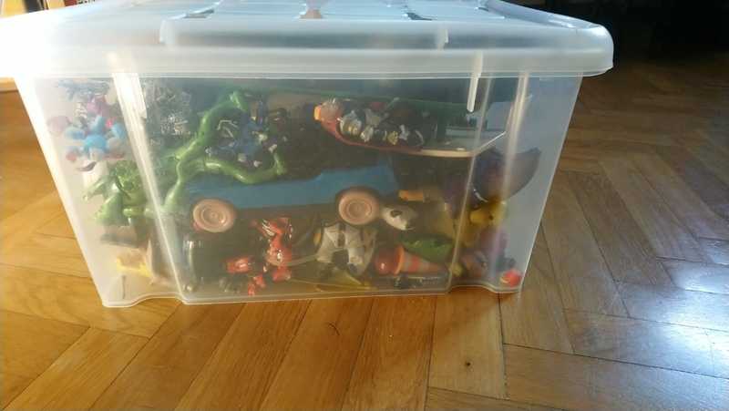 Caja con muñecos