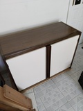 Mueble auxiliar en buen estado.