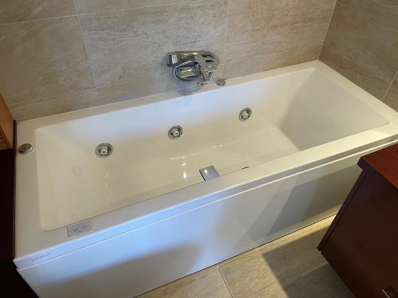 Bañera hidromasaje, seminueva marca TEUCO