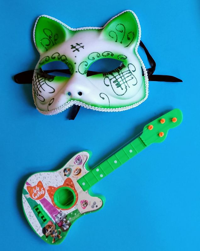 Máscara y guitarra verdes