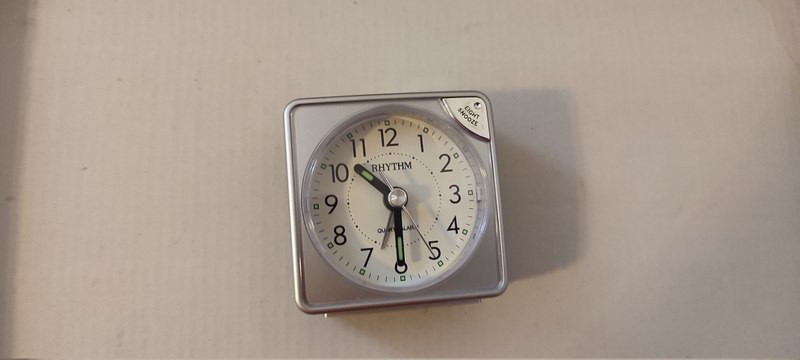 Reloj despertador plateado(recicleo)