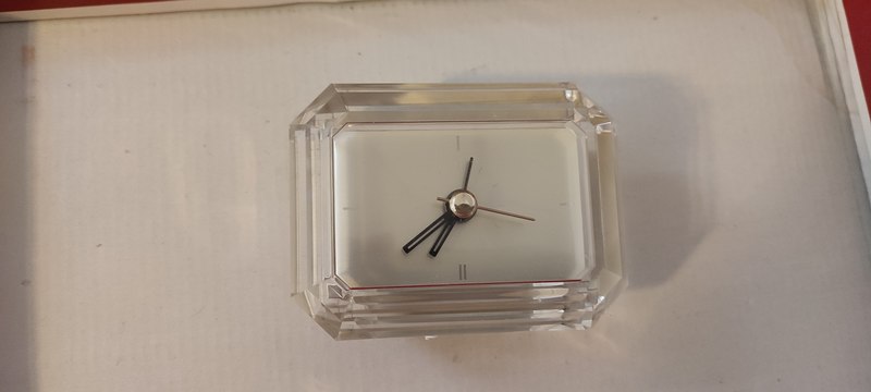 Reloj de mesa transparente(recicleo)