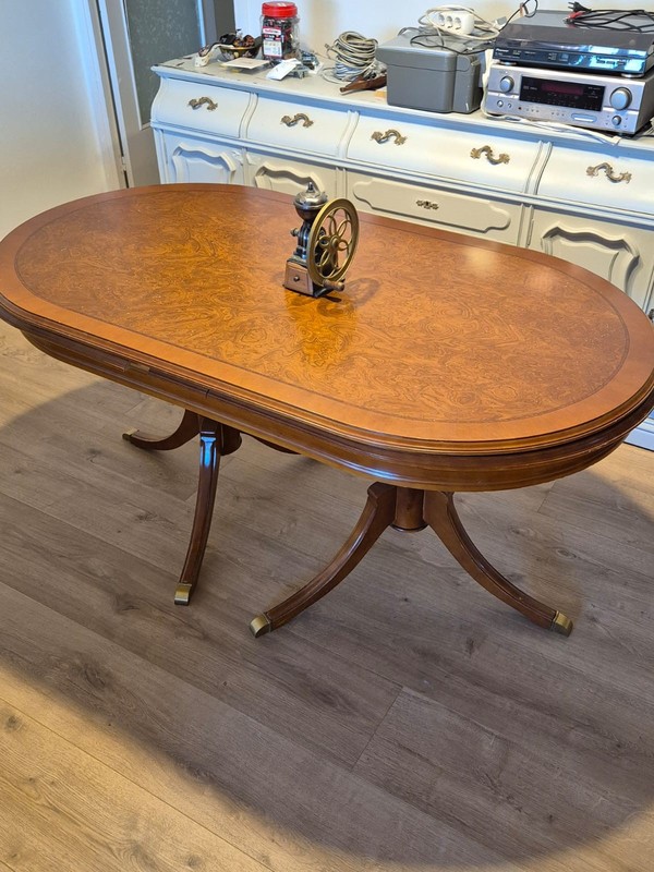 Mesa de comedor de madera