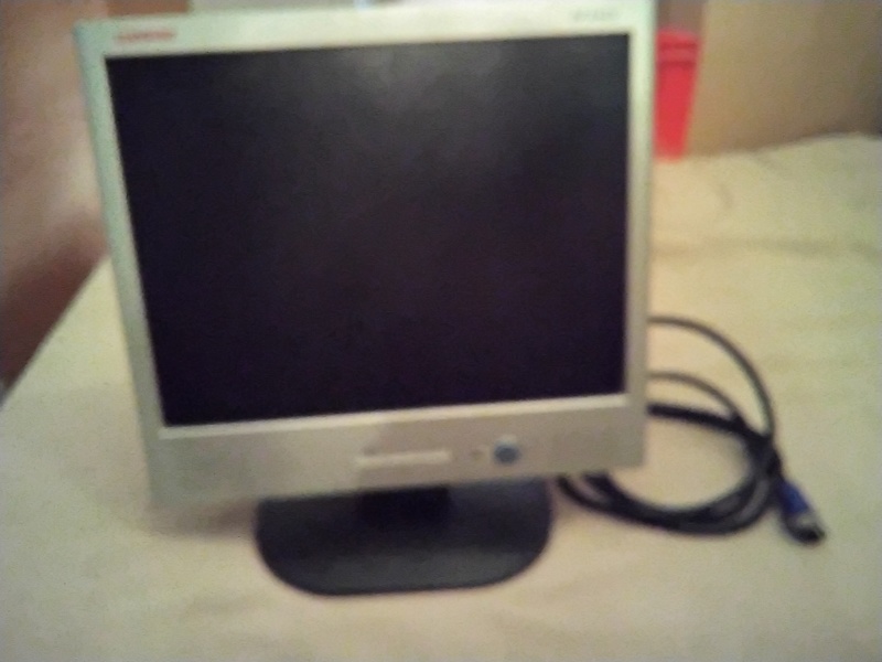 MONITOR DE 17 PULGADAS 