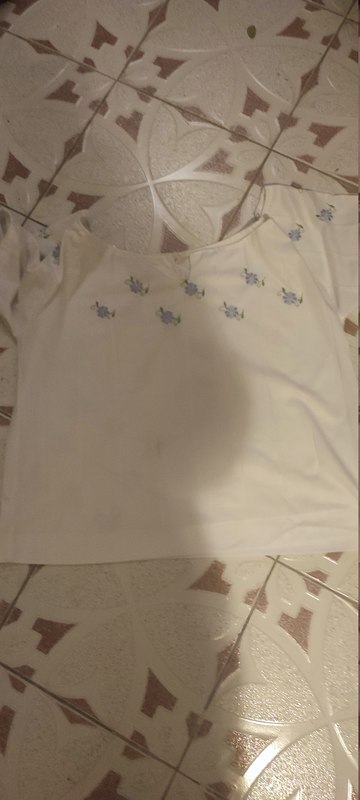 Blusa blanca con florecitas azules. Talla XL