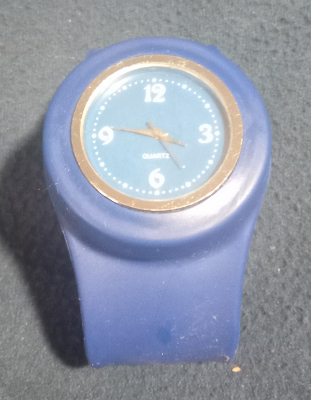 Reloj azul sin pila.