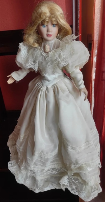 Muñeca de porcelana, 50 cm de alta, antigua.